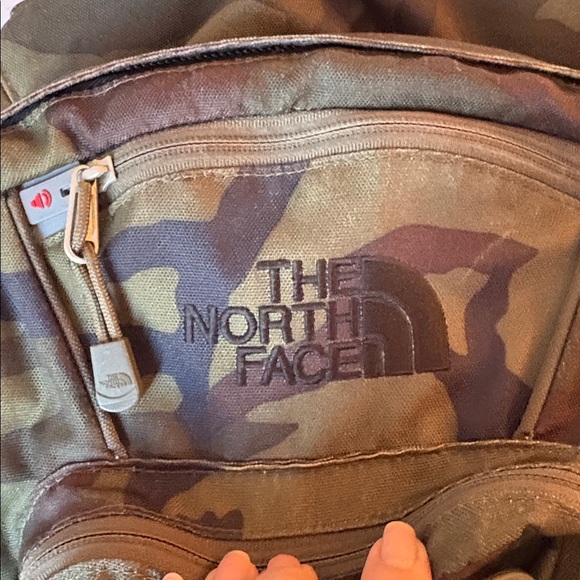 The NORTH FACE Heckler camo patterned backpack - Picture 12 of 13